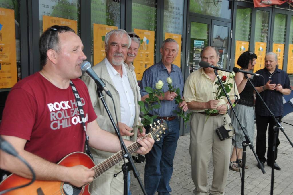 18. maijā Liepājā, Zivju ielā, notika svinīgs pasākums, kurā Latvijas mūzikas slavas alejā tika uzņemti jauni mūziķi.
Autors: ReKurZeme, portāls