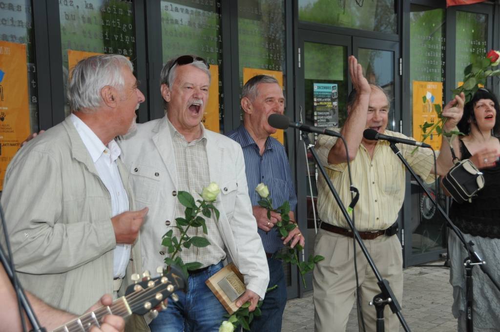18. maijā Liepājā, Zivju ielā, notika svinīgs pasākums, kurā Latvijas mūzikas slavas alejā tika uzņemti jauni mūziķi.
Autors: ReKurZeme, portāls