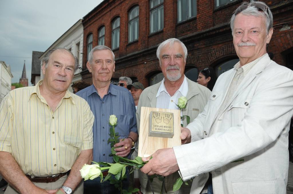 18. maijā Liepājā, Zivju ielā, notika svinīgs pasākums, kurā Latvijas mūzikas slavas alejā tika uzņemti jauni mūziķi.
Autors: ReKurZeme, portāls