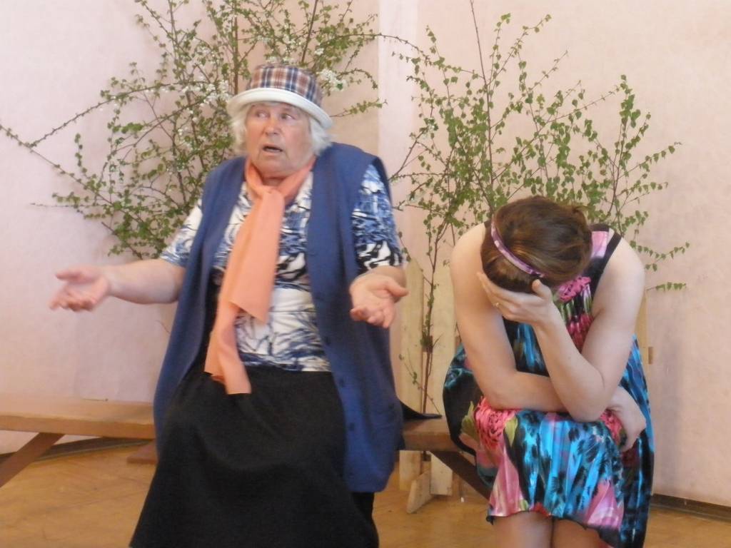 Pirmizrādi piedzīvojusi Solvitas Aigares sarakstītā un Vecpils amatierteātrī iestudētā luga "Vai, mīļā!", kas no pērnā viencēliena izaugusi par divcēlienu komēdiju ar politiskām kaislībām līdz pat "Strazdbūrim" un partijas "Platā taka"...
Autors: Ilze Vainovska