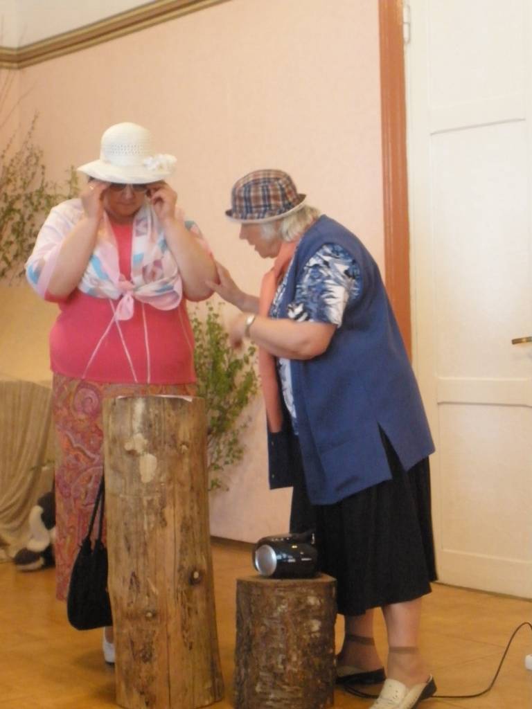 Pirmizrādi piedzīvojusi Solvitas Aigares sarakstītā un Vecpils amatierteātrī iestudētā luga "Vai, mīļā!", kas no pērnā viencēliena izaugusi par divcēlienu komēdiju ar politiskām kaislībām līdz pat "Strazdbūrim" un partijas "Platā taka"...
Autors: Ilze Vainovska
