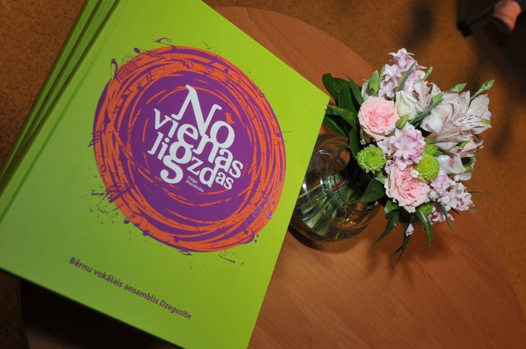 9. maijā Jumavas grāmatnīca sadarbībā ar Zinātnisko bibliotēku rīkoja tikšanos bērnu bibliotēkā  "Vecliepājas rūķis" ar bērnu vokālo ansambli " Dzeguzīte".

Tur notika arī Daigas Mazvērsītes grāmatas "No vienas ligzdas" prezentācija.

Autors: ReKurZeme, portāls