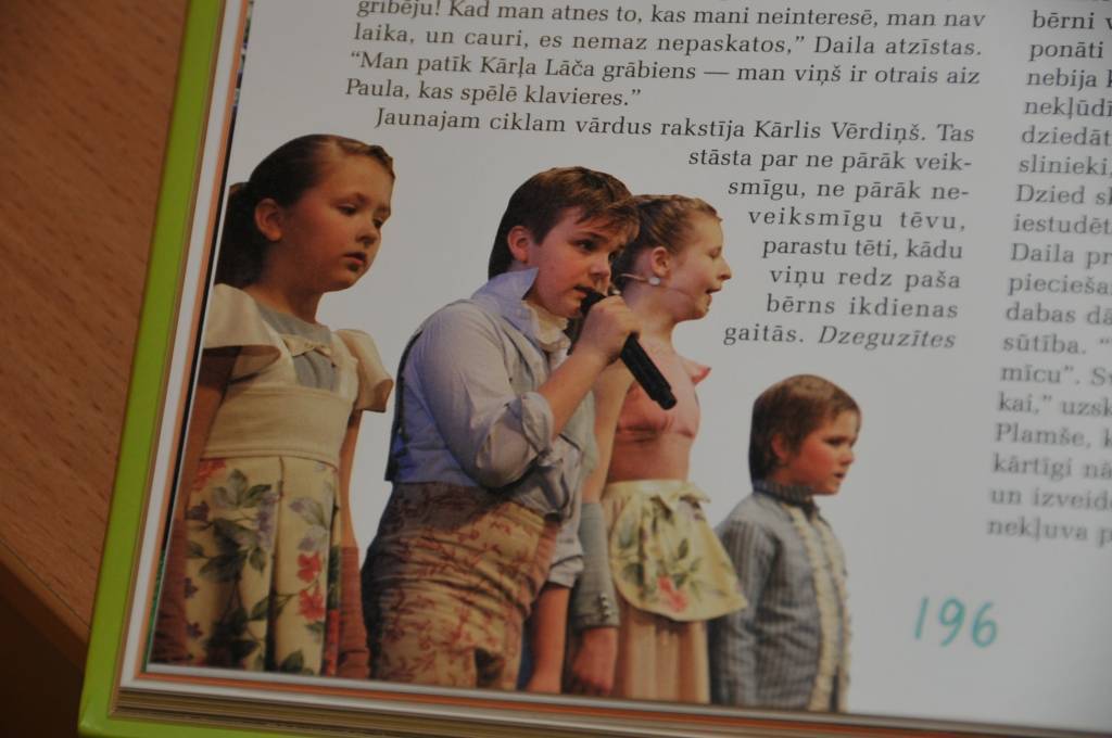 9. maijā Jumavas grāmatnīca sadarbībā ar Zinātnisko bibliotēku rīkoja tikšanos bērnu bibliotēkā  "Vecliepājas rūķis" ar bērnu vokālo ansambli " Dzeguzīte".

Tur notika arī Daigas Mazvērsītes grāmatas "No vienas ligzdas" prezentācija.

Autors: ReKurZeme, portāls