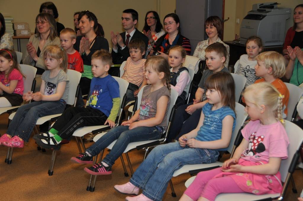 9. maijā Jumavas grāmatnīca sadarbībā ar Zinātnisko bibliotēku rīkoja tikšanos bērnu bibliotēkā  "Vecliepājas rūķis" ar bērnu vokālo ansambli " Dzeguzīte".

Tur notika arī Daigas Mazvērsītes grāmatas "No vienas ligzdas" prezentācija.

Autors: ReKurZeme, portāls