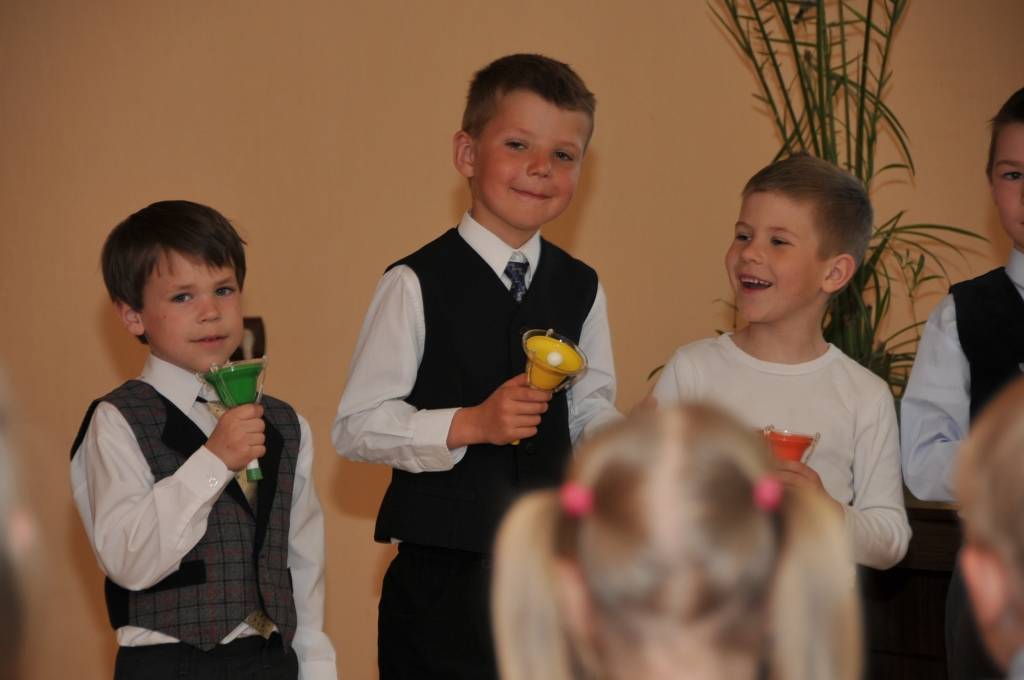 Svētdien, 12. maijā, pasaulē atzīmē Starptautisko Māsu dienu. Svētku koncerts un kliņģeris Priekules slimnīcā bija jau ceturtdien. Uzstājās bērnudārza "Dzirnaviņas" bērni, māsiņas sveica virsmāsa Irēna Grāve un galvenā ārste Tatjana...
Autors: Ilze Vainovska