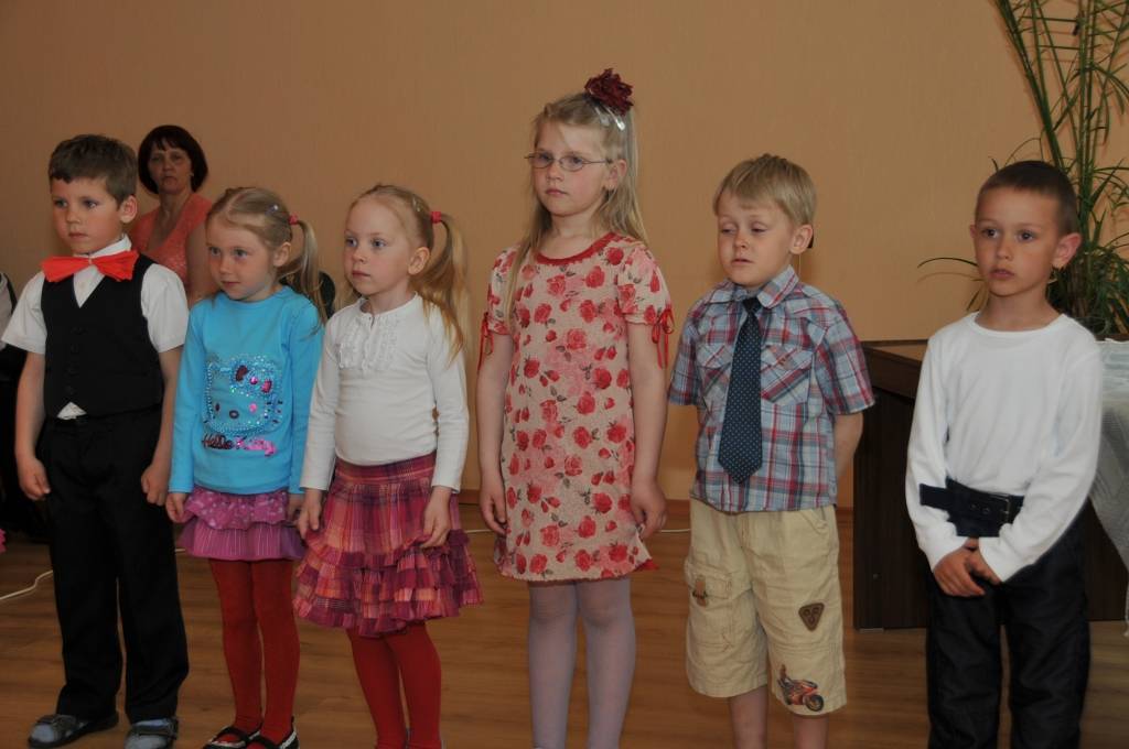 Svētdien, 12. maijā, pasaulē atzīmē Starptautisko Māsu dienu. Svētku koncerts un kliņģeris Priekules slimnīcā bija jau ceturtdien. Uzstājās bērnudārza "Dzirnaviņas" bērni, māsiņas sveica virsmāsa Irēna Grāve un galvenā ārste Tatjana...
Autors: Ilze Vainovska