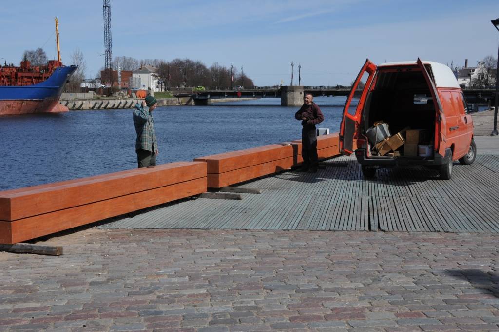 Liepājas Promenādē uzstāda jaunus soliņus.
Autors: ReKurZeme, portāls