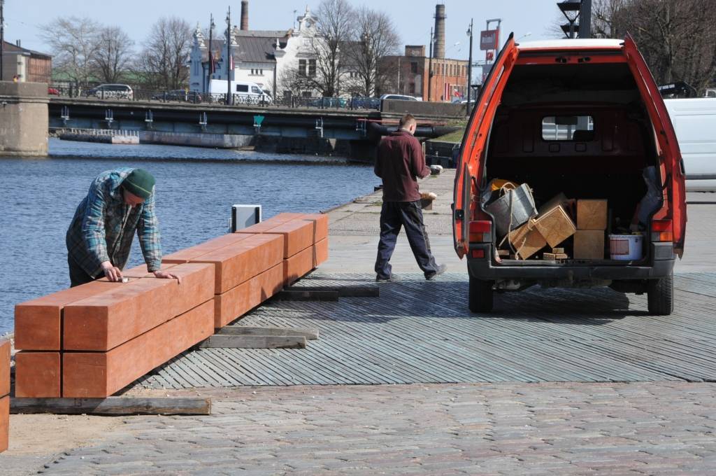 Liepājas Promenādē uzstāda jaunus soliņus.
Autors: ReKurZeme, portāls