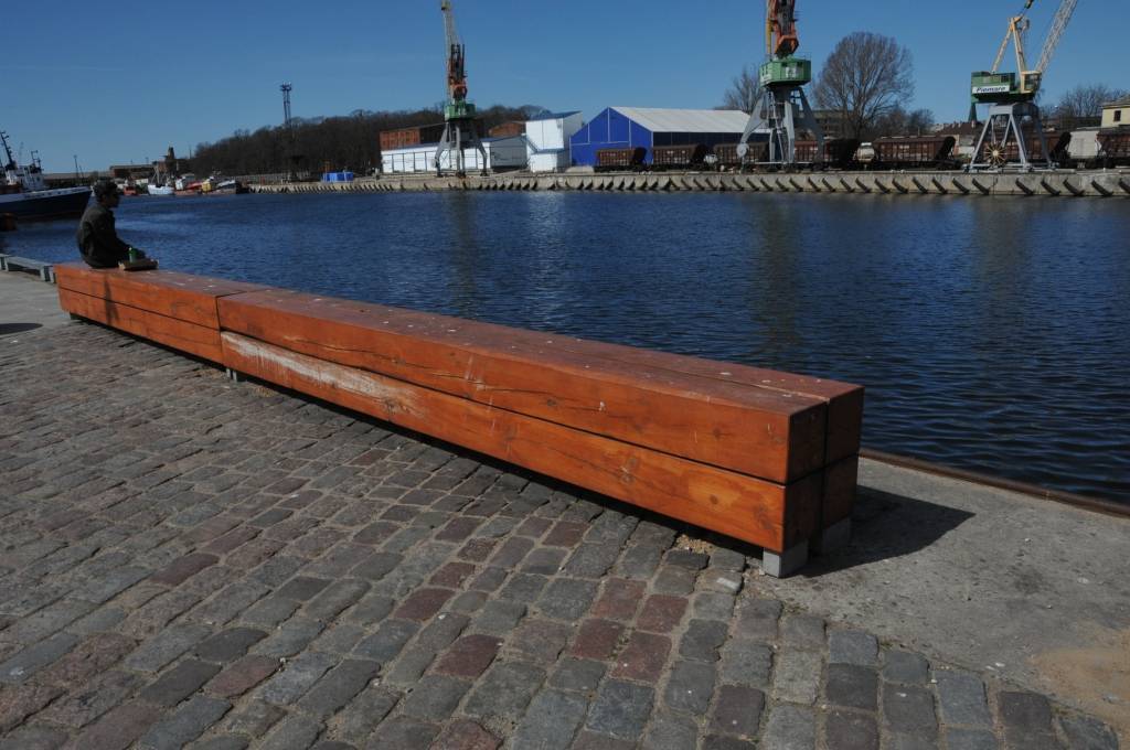 Liepājas Promenādē uzstāda jaunus soliņus.
Autors: ReKurZeme, portāls