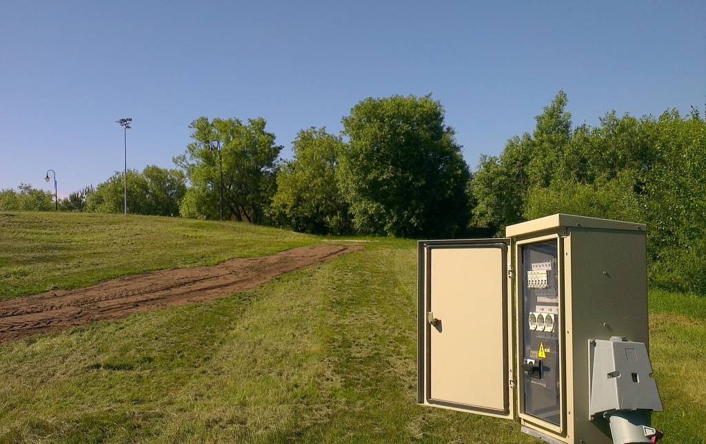 Par pilsētas līdzekļiem izbūvētā elektropieslēguma vieta pieminekļa apkaimē.
Autors: Aigars Štāls