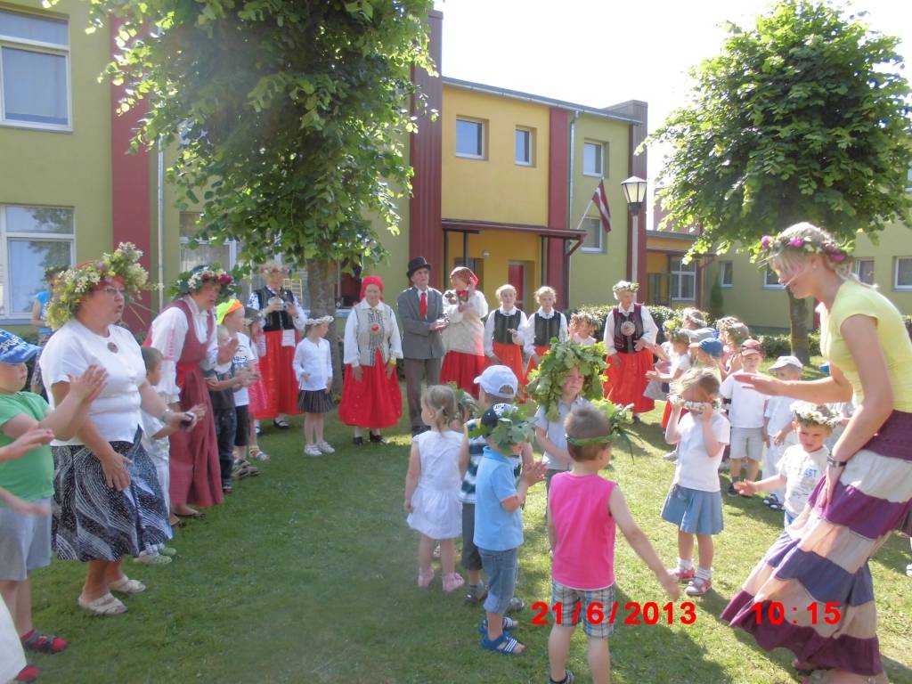 Nīcas etnogrāfijas kolektīvs Laines Zeiles vadībā Saulgriežu laiku ielīgoja kopā ar Liepājas pirmsskolas izglītības iestādi 