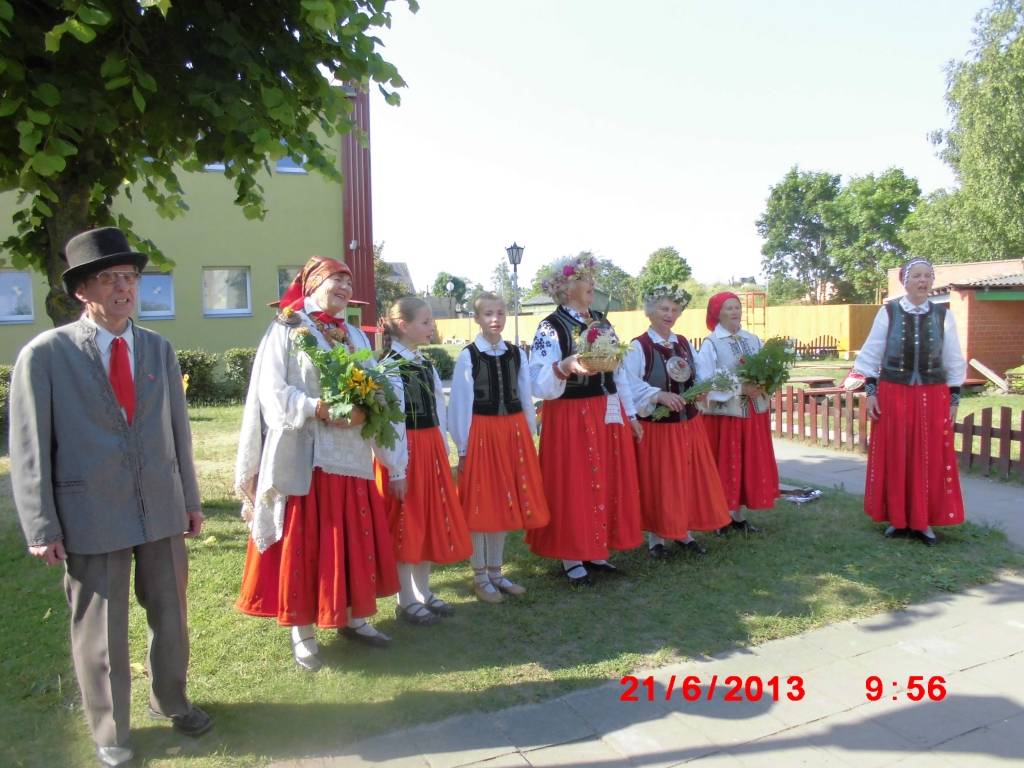 Nīcas etnogrāfijas kolektīvs Laines Zeiles vadībā Saulgriežu laiku ielīgoja kopā ar Liepājas pirmsskolas izglītības iestādi "Kāpēcītis".
Autors: ReKurZeme, portāls