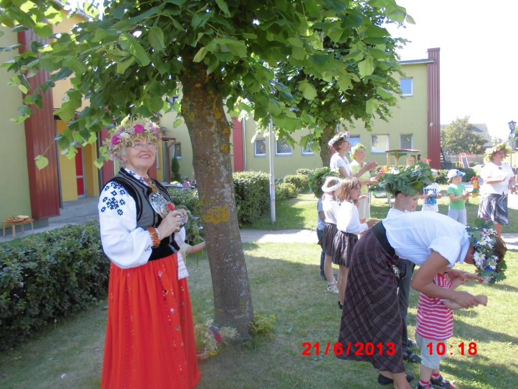 Nīcas etnogrāfijas kolektīvs Laines Zeiles vadībā Saulgriežu laiku ielīgoja kopā ar Liepājas pirmsskolas izglītības iestādi "Kāpēcītis".
Autors: ReKurZeme, portāls