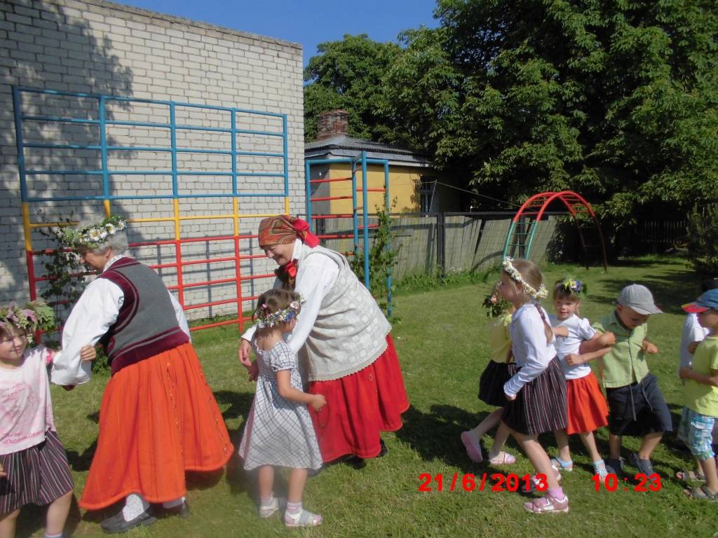 Nīcas etnogrāfijas kolektīvs Laines Zeiles vadībā Saulgriežu laiku ielīgoja kopā ar Liepājas pirmsskolas izglītības iestādi "Kāpēcītis".
Autors: ReKurZeme, portāls