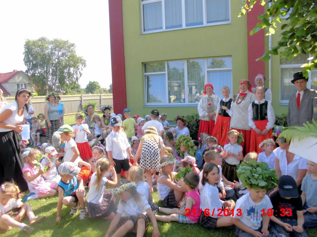 Nīcas etnogrāfijas kolektīvs Laines Zeiles vadībā Saulgriežu laiku ielīgoja kopā ar Liepājas pirmsskolas izglītības iestādi "Kāpēcītis".
Autors: ReKurZeme, portāls
