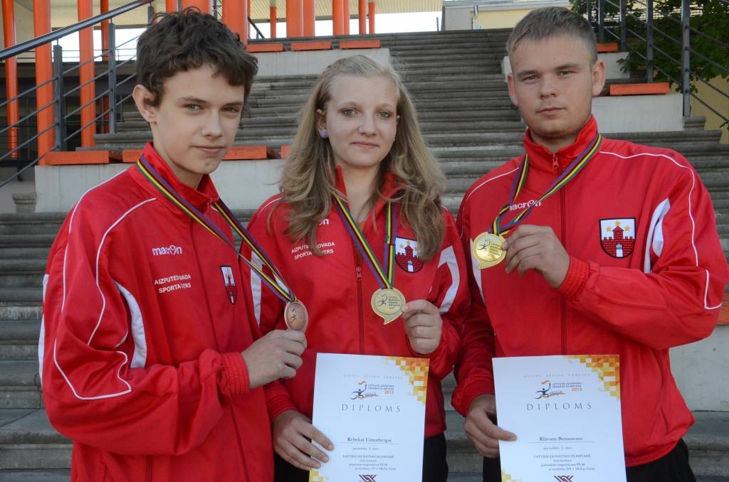 Aizputes novada ložu šāvēji Renis Ausmanis (pa kreisi), Rebeka Untenberga un Klāvs Bensons.
Autors: Uldis Dobelis