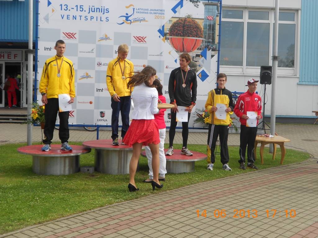 Aizputes novada skrējējs Valdis Bogdanovs Latvijas jaunatnes vasaras olimpiādes apbalvošanas cerimonijā.
Autors: No Valda Bogdanova arhīva.