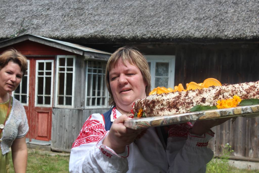 Ar pašdarinātu torti konkursa piedalījās arī rucavniece Sandra Roze.