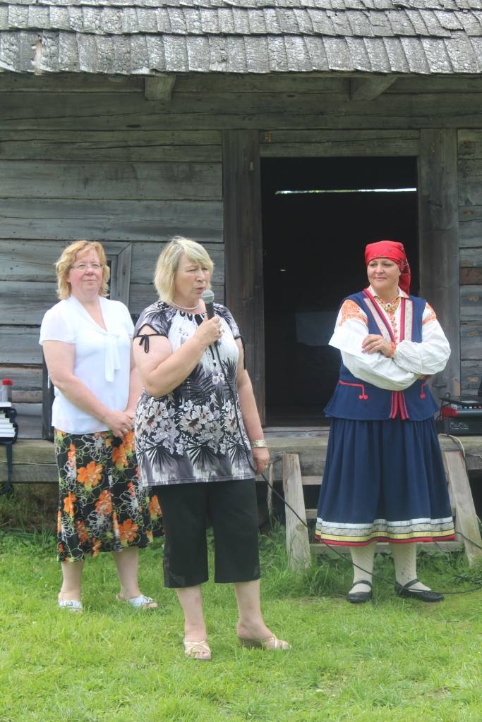 Svētku dalībniekus uzrunā Latvijas Siera kluba prezidente Vanda Davidanova.