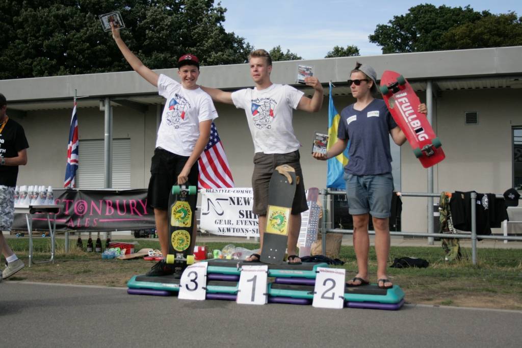 Toms Dreiblats uz goda pjedestāla otrā pakāpiena