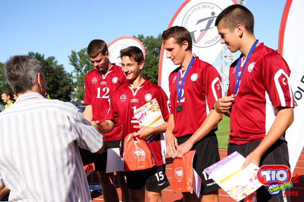 Aizputes volejbolisti Jānis Muižnieks (no kreisās), Gunārs Landsmanis, Andris Sīlis un Kalvis Cīpols savā vecuma grupā ieguva otro vietu volejbola sacensību “TIO Volejs” finālā.
Autors: Renārs Buivids