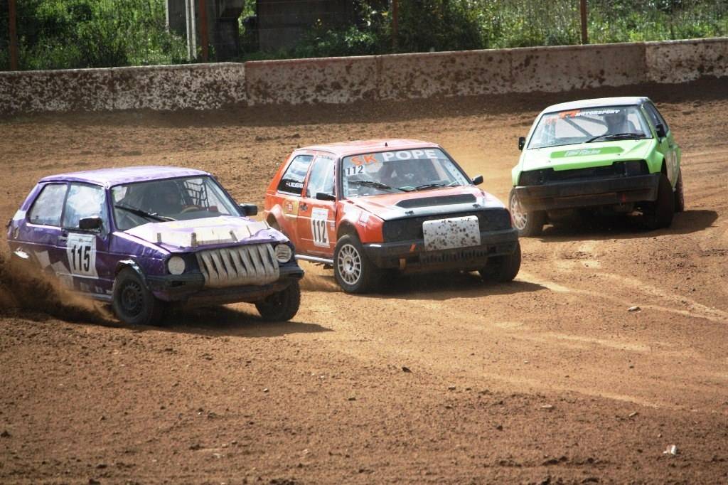 Embūtnieks Oskars Troika (pirmais no kreisās) savā pirmajā pilnajā autokrosa sezonā ieguva Latvijas čempionāta autokrosā bronzas medaļu.
Autors: Viesturs Saukāns