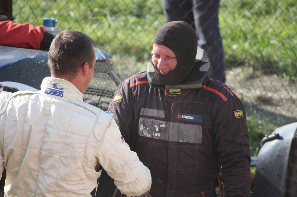 Priekules autokrosistam Valteram Zīvertam (pa labi) Latvijas autokrosa čempionāta cīņā par čempiona titulu bija jāatzīst baušķenieka Kaspara Bumbiera pārākums.
Autors: Viesturs Saukāns