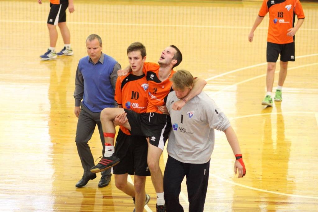 “Vaiņodes” viens no komandas balstiem Mārcis Ķergalvis virslīgas pirmajā spēlē laukumu bija spiests pamest ar komandas biedru palīdzību.
Autors: Mārtiņš Zitmanis