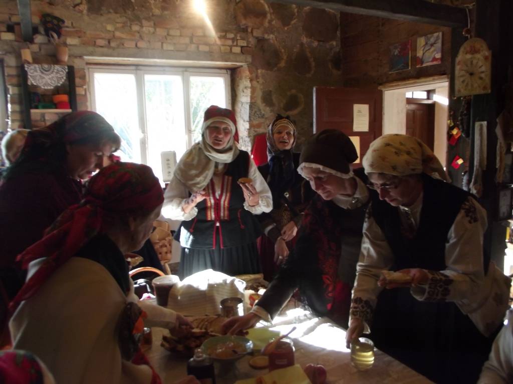 Vispirms deguns tika apsildīts "Rijā" - suitu amatniecības un mākslas telpā Alsungā. Tajā pulcējas amatnieki, iedvesmojas, darbojas, mācās. "Rijā" var apskatīt un iegādāties suitu amatnieku, mākslinieku un rokdarbnieču darbus.