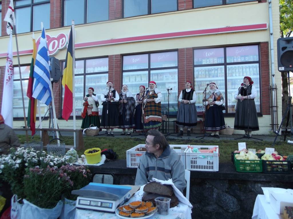 Uzstāšanās gadatirgū, dziedot gan Rucavas, gan Šventājas dziesmas.
