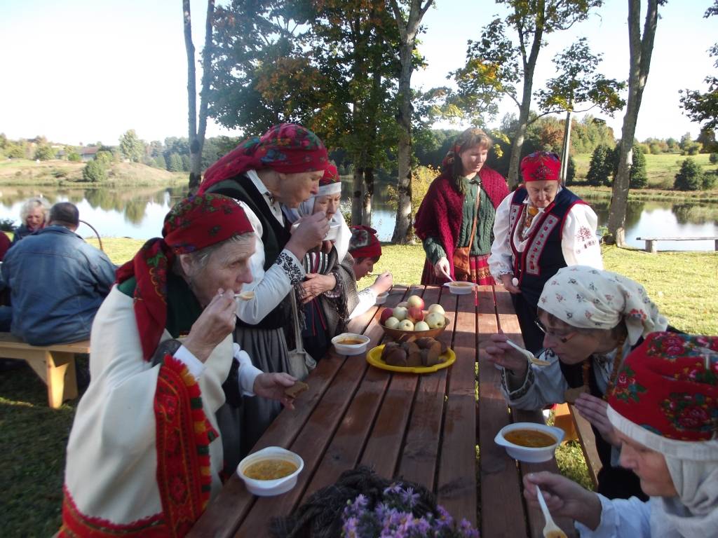 Pēc kārtīgas dziedāšanas kārtīga zupas ēšana no lauku virtuves. Blakus Sv.Miķeļa baznīcai ir plašs laukums saietiem, turklāt no turienes paveras skaists skats - baznīca atrodas kalna galā, Kauliņupes krastā.