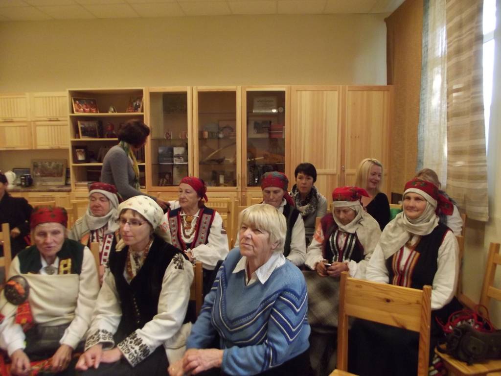 Rucavā pie tautastērpa tiek valkāti arī mauči pērlīšadījumā, tāpēc sievas sanākušas uz tiem veltītu semināru, ko vadīja Kurzemes tautastērpu informācijas centra vadītāja Lia Mona Ģibiete. Līdzi arī tautas mākslas studijas "Liepava" meistares ar darbu paraugiem un padomiem.
