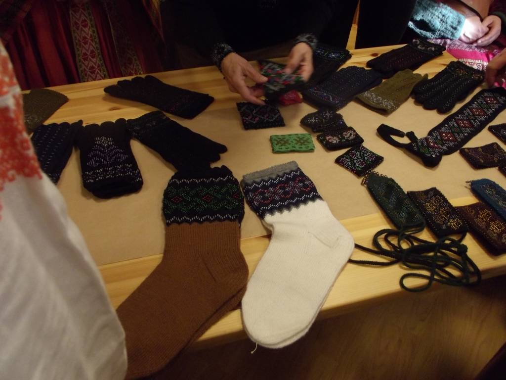 Pērlīšadījuma paraugi. TLMS "Liepava" ir vesela plejāde lielisku pērlīšadītāju: Antra Kukuka, Aisma Demme, Astra Dzērve, Edīte Dūčmane, Anna Rozenberga.