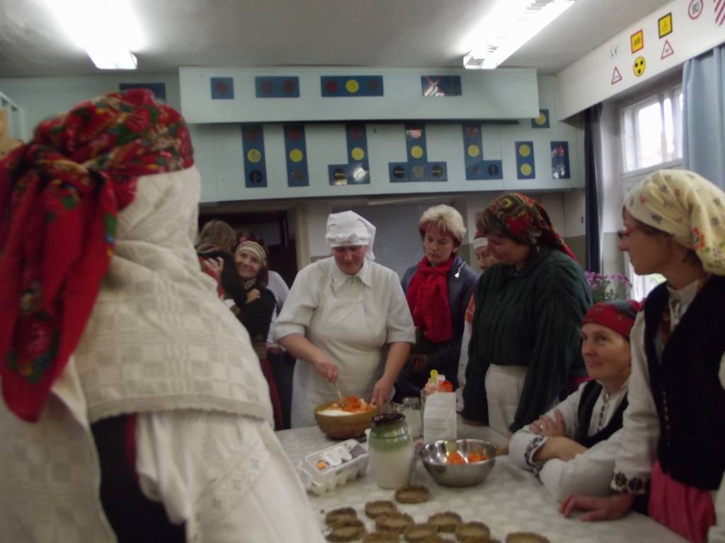 Laila Puķīte pamazām vien ieradinājusi sklandraušus ēst arī savu vīru vidzemnieku. Svarīgi, lai bērni dabūtu pagaršot senos, tautiskos ēdienus - tad jau iegaršos arī.