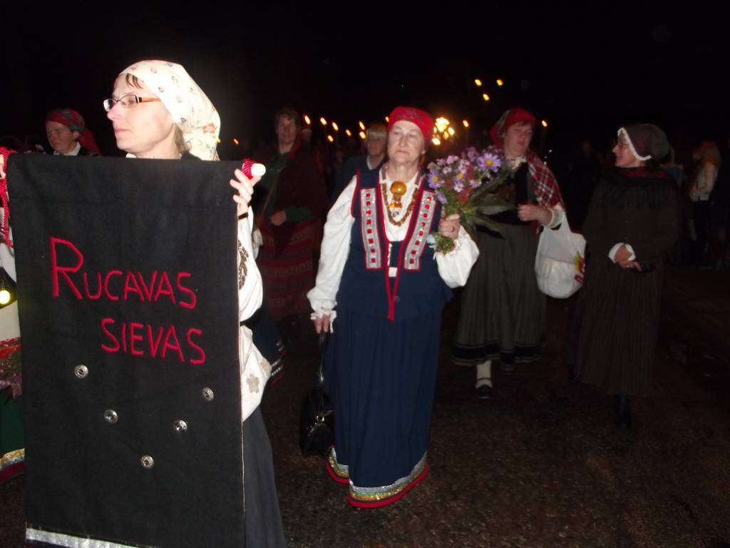 Rucavas sievas ar savu karogu devās gājienā līdz ar citiem cauri visai Alsungai!
