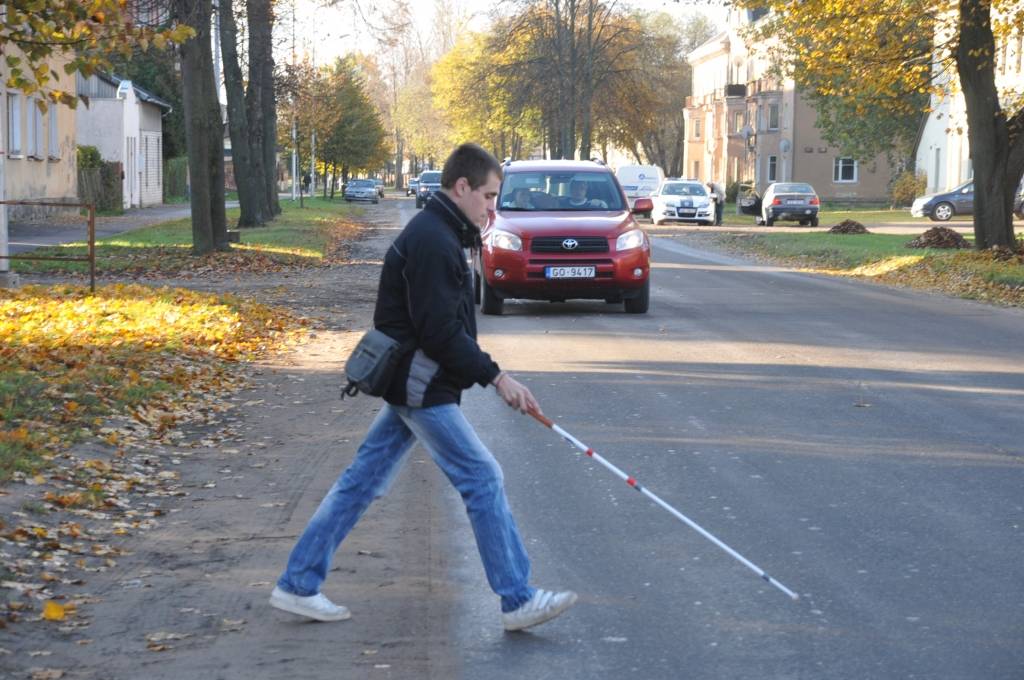 Artūram Līvmanim ir Nīderlandē pirkts baltais spieķis, kas jau aprīkots ar dažām atstarojošām joslām.