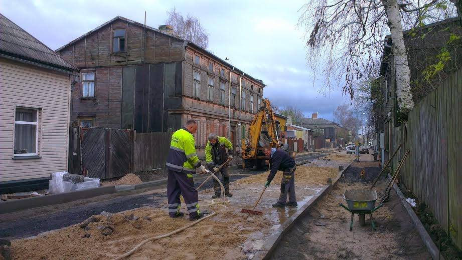 Pie bildes:
Laukakmens bruģa brauktuves atjaunošana Mālu ielā pēc apakšzemes komunikāciju izbūves.
Autors: Aigara Štāla foto