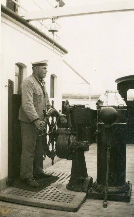 Jānis Grants uz kapteiņtiltiņa, kuģis 