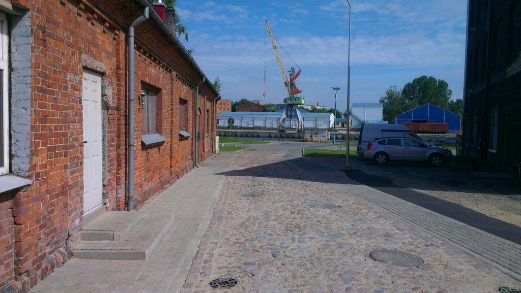 Atjaunotais Fr. Brīvzemnieka ielas posms – skats uz Tirdzniecības kanālu.