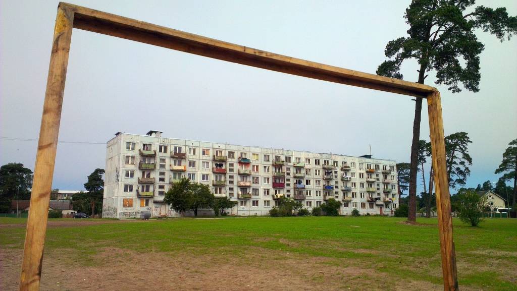 Rekultivētā teritorija. Paveiktais jau ļoti iepaticies tuvāko māju bērniem un pusaudžiem - viņi šeit pašu rokām uzslējuši vārtus futbola spēlei.
Autors: Aigars Štāls