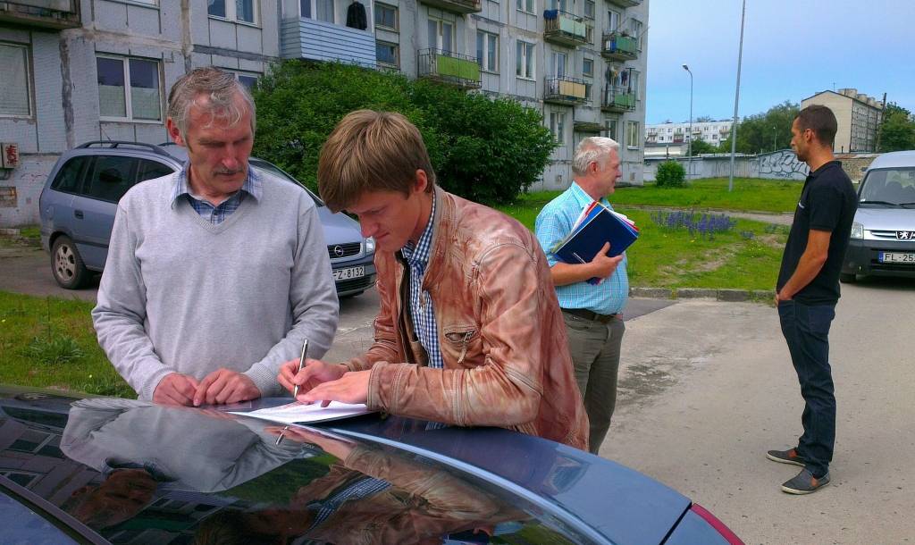 Pieņemšanas nodošanas aktu par būvobjekta nodošanu paraksta būvinspektors Uldis Cērps un SIA „AD BŪVE” valdes loceklis Andrējs Gūtmanis.
