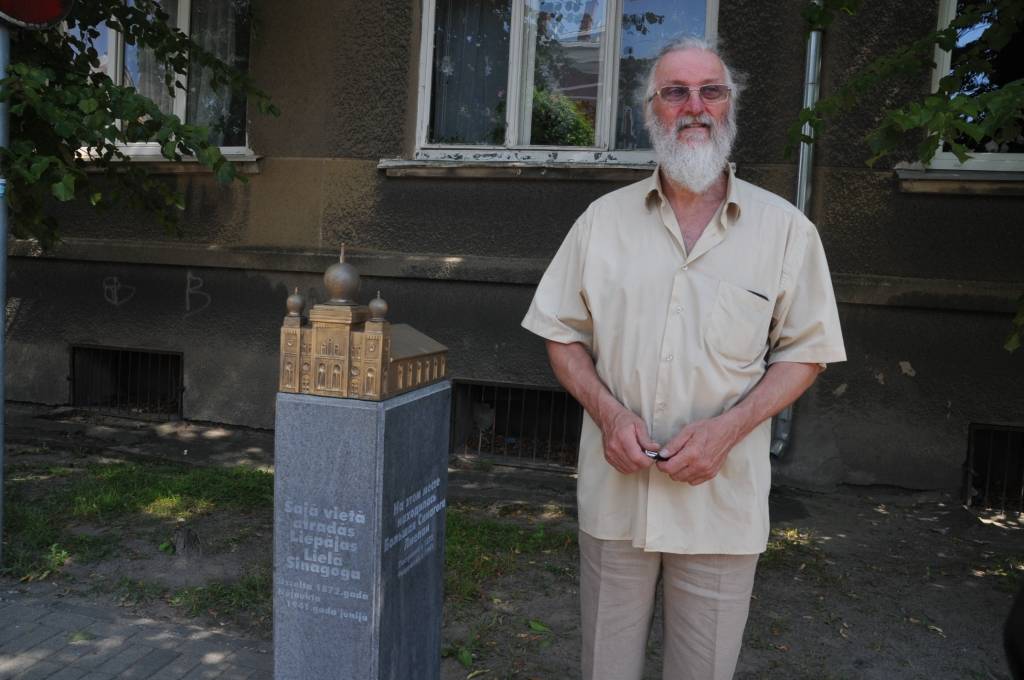 Plāksnes autors Raimonds Gabaliņš.
Autors: Dainis Ģelzis