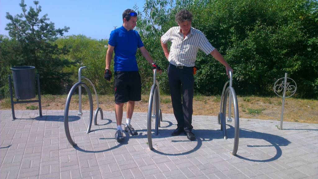 Veloceļu tīklu plānotājs no Darmštates Uve Petri un Būvvaldes galvenais teritorijas plānotājs Arvīds Vitāls apskata velonovietnes Jūrmalas parka veloceļa malās.
Autors: Aigars Štāls