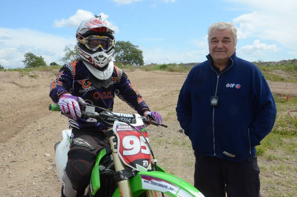 Grobiņnieks Brendons Bunka savu meistarību motokrosā slīpē pieredzējušā trenera Andra Kalniņa vadībā.
Autors: Uldis Dobelis