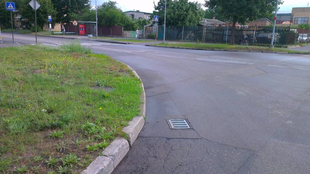 Siļķu un Krūmu ielas krustojums pēc šovasar veiktajiem lietus ūdens savākšanas kolektora izbūves darbiem.