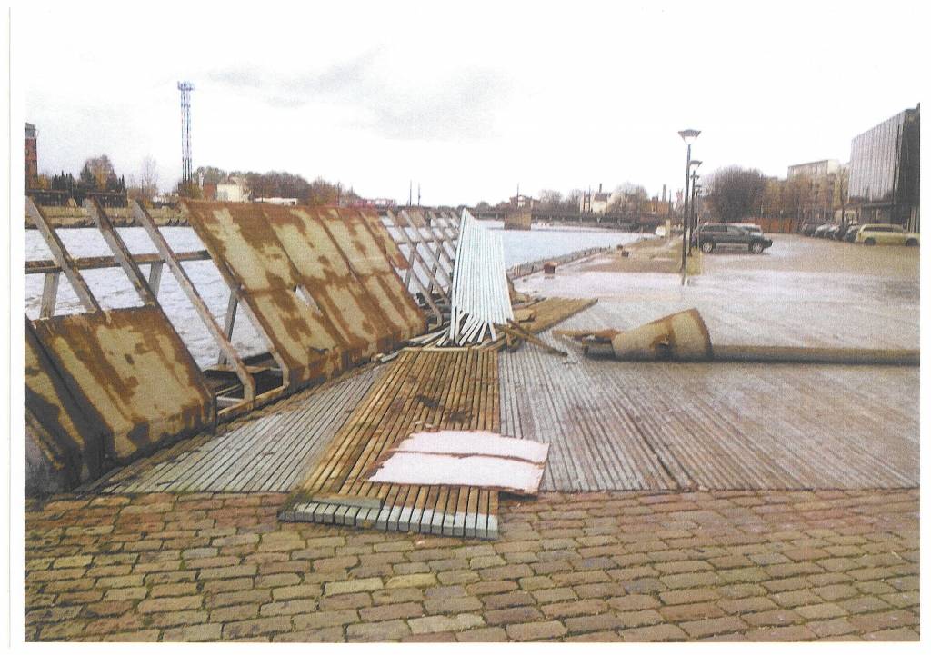 Promenādes gājēju tiltiņa postījumi pēc 2012. gada rudens vētras.

Autors: Foto – no Būvvaldes arhīva.