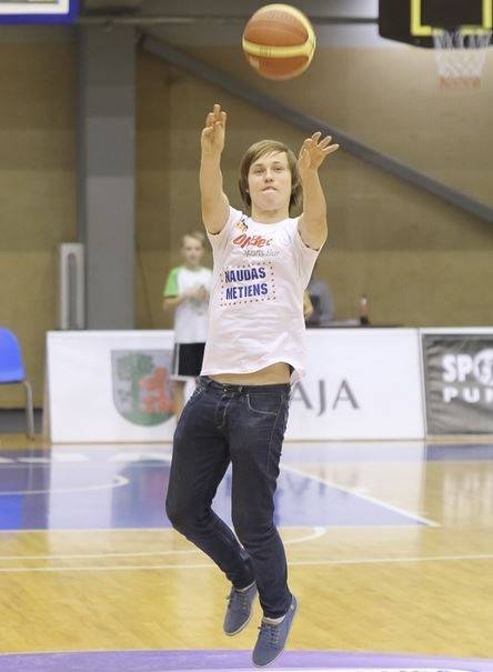 Liepājā pa groza vairogu trāpīja Futbola Virslīgas otrais rezultatīvākais snaiperis Jānis Ikaunieks. 
Autors: Ģirts Gertsons