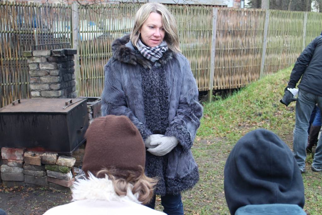 Dr.Siliņa sagatavo bērnus nodarbībām ar zirgiem Nīcas pagasta 