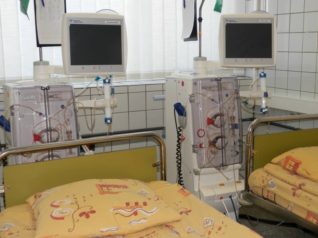 Liepājas Reģionālās slimnīcas Hemodialīzes nodaļā pagājušajā gadā iegādāti jauni hemodialīzes aparāti, kas atbilst visām mūsdienu prasībām.