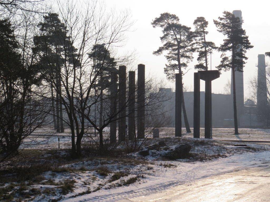 Sakoptā Ģenerāļa Baloža ielas malas teritorija pirms nevajadzīgu betona kontrukciju demontāžas un būvgružu aizvākšanas un pēc veiktajiem darbiem.
Autors: SIA „Komunālā pārvalde” arhīva foto